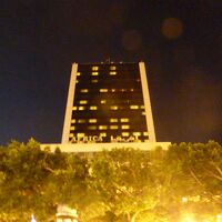 夜の外観はこんな感じ