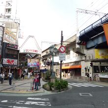 右側がもう阪急三宮駅の高架です