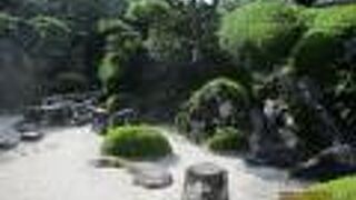 枯滝が組まれた庭園