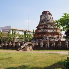 周りを彫像で囲まれた仏塔