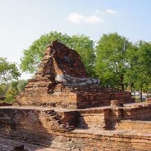 破壊された大仏の足が残る王室説教場の北側にある礼拝堂の残骸。