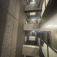 内側が筒抜けになった、最近のアパホテルの造りです。