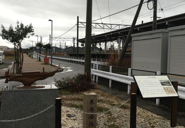 米原駅横にぽつんと