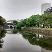 石造りの竹橋をずっと奥に、平川橋の上から撮った写真