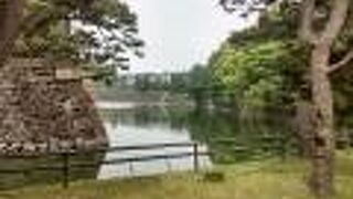皇居東御苑と併せての観光が効率的です。
