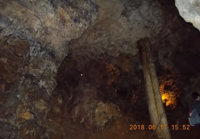 ヴァヴェル城から下に降りる洞窟