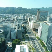 新神戸駅方向を眺める、眼下にフラワーロードと六甲山が～