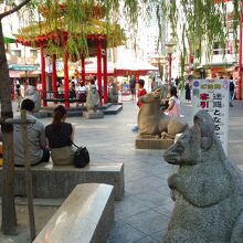 あずまやと十二支の石像