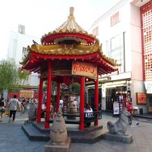 石像の十二支像に守られています