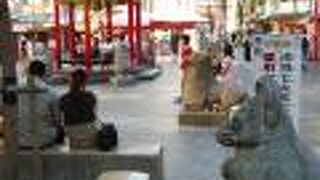 あずまやと２つの有名な豚まん屋さん