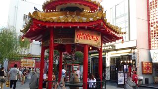 黄土色の円錐の屋根に朱色の楼閣