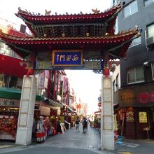 目立つ「西安門」と書かれた金縁に群青の額