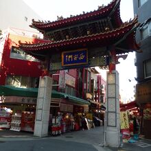 周りの店舗が３階建てなので背が更に高く見える