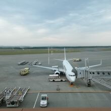 ラウンジの窓の外には飛行機が