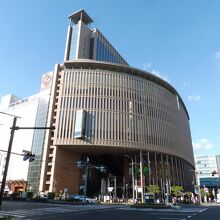 半分切り取られた蒲鉾？