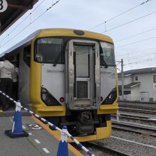 河口湖で発車を待つE257系5両編成