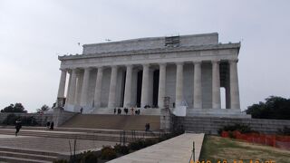 巨大なリンカーン像