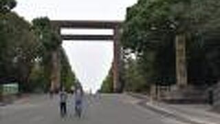 金属製の大きな鳥居