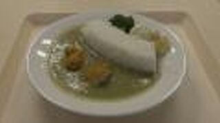 ダム湖を再現したダムカレーが名物