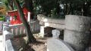 鳥居が埋まっているよう