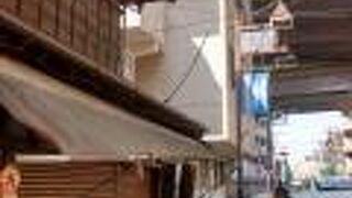 板橋らしく実質主義のレトロな商店が多い