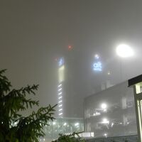 空港側から見た夜の外観（霧がかかっていました）