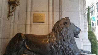 正面玄関で出迎えるライオン像