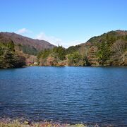 光の加減によって湖面の色が変化する湖