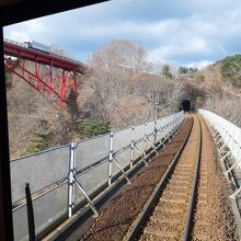 一時停車した三陸鉄道の車両から見た大沢橋梁と堀内大橋（画像左
