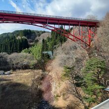 大沢橋梁で一時停車した三陸鉄道車両から見た山側景色と堀内大橋