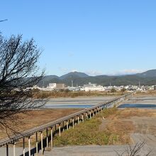 対岸の展望台から