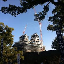 重機に囲まれる熊本城