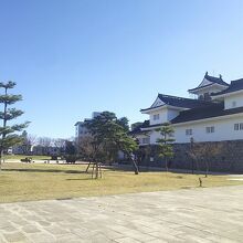 再建されたお城です