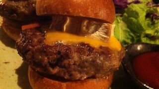 夜景を楽しみつつ、トリュフハンバーガーを満喫しました！