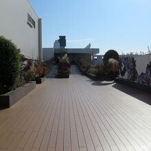 大阪国際空港４階の展望デッキ、足元はまさに船のデッキ(甲板)