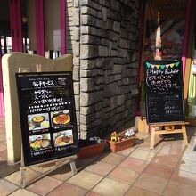 店頭に立てられたランチメニューボード