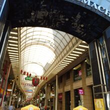 メリケンロード側のメインエントランス