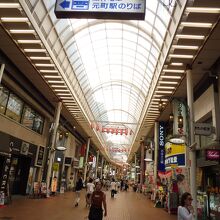 元町駅付近は庶民的です