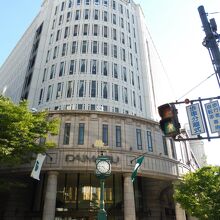 西国街道側のメインエントランス