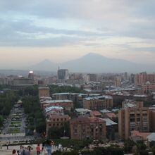 この展望台から眺めたエレヴァン市街地と遠くにアララト山