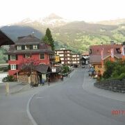 グリーンデルワルト駅から旅行案内所、ホテル　Grindelwalderhof、ゴンドラ駅 Firstbahnと1kmのメインストリート。