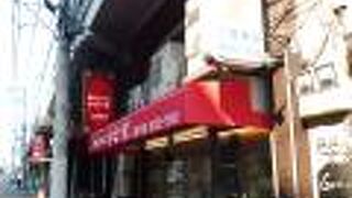 同じ高架下でもこちらは路面店