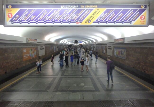 ミンスク駅に隣接している地下鉄の駅ですが、３００メートルくらい離れていて少し不便