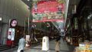 道に迷って通りましたが，博多土産も購入できます