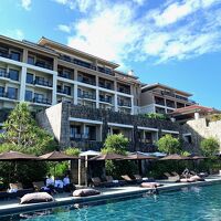 屋外プールは、お部屋から丸見え…w