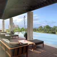 ロビー階(3階)には、水盤が張り廻っていて涼しげ