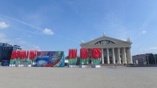 広場の端にはベラルーシの国旗の色と同じ赤と緑の旗がたくさんありました。