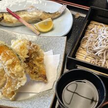 天ぷら、焼き魚、蕎麦