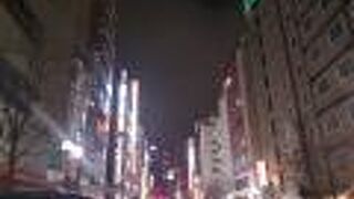 繁華街のちょっと落ち着いた通り