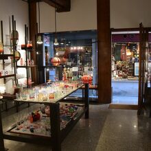 店内。様々なベネチアングラスがあります